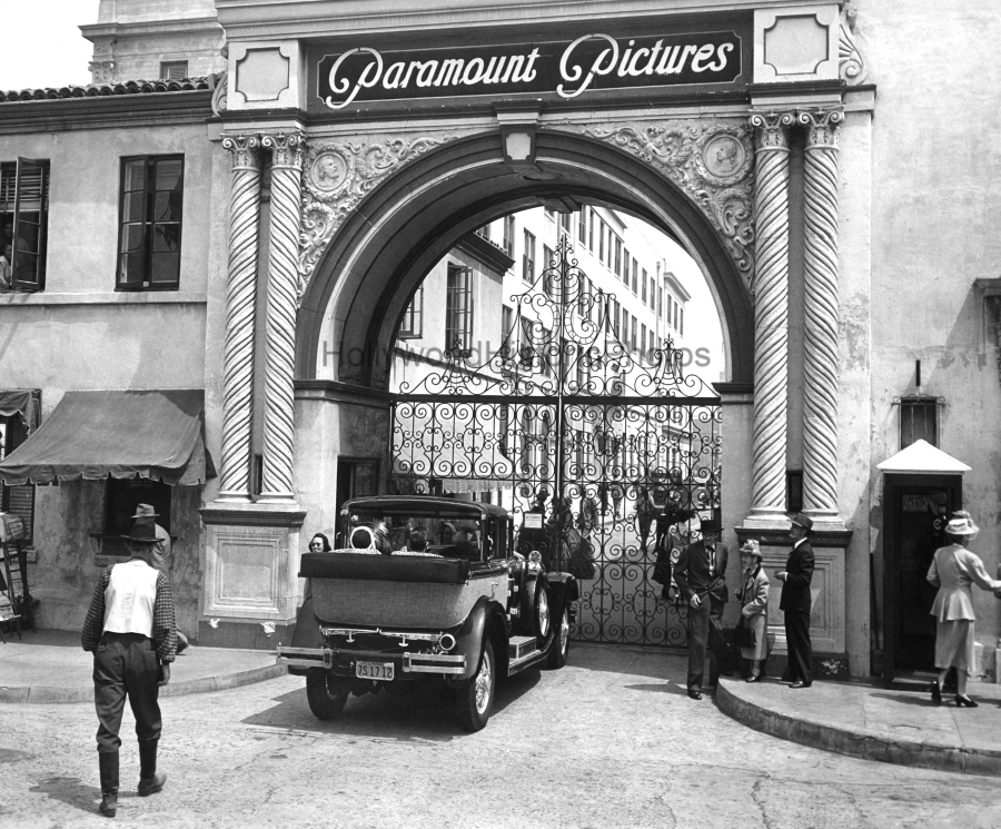 Sunset Boulevard 1950 5 Paramount Pictures Gates.jpg